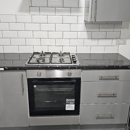 Spacious Double Bedroom With Private Toilet And Shared Kitchen With On Premesis Parking Oldbury  Zewnętrze zdjęcie