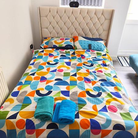 Spacious Double Bedroom With Private Toilet And Shared Kitchen With On Premesis Parking Oldbury  Zewnętrze zdjęcie