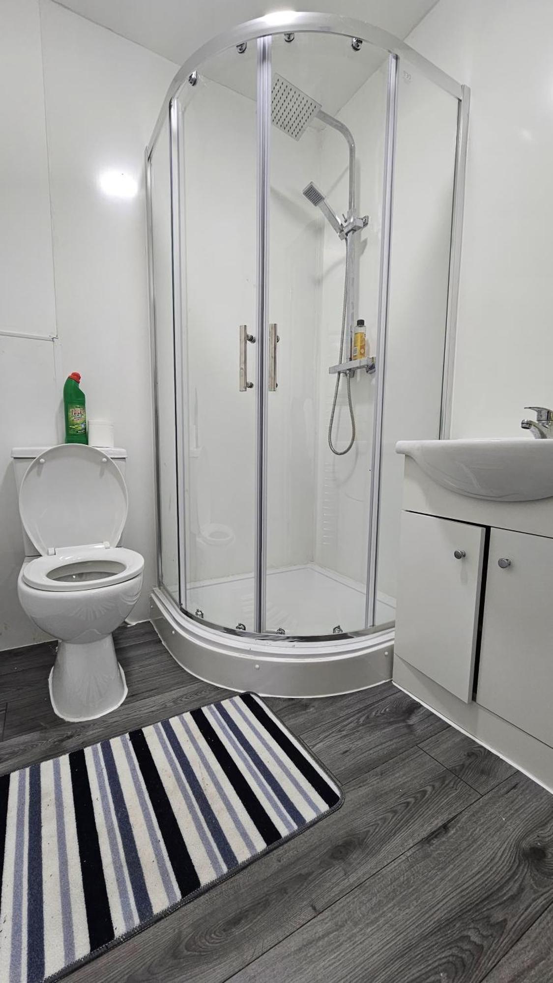 Spacious Double Bedroom With Private Toilet And Shared Kitchen With On Premesis Parking Oldbury  Zewnętrze zdjęcie