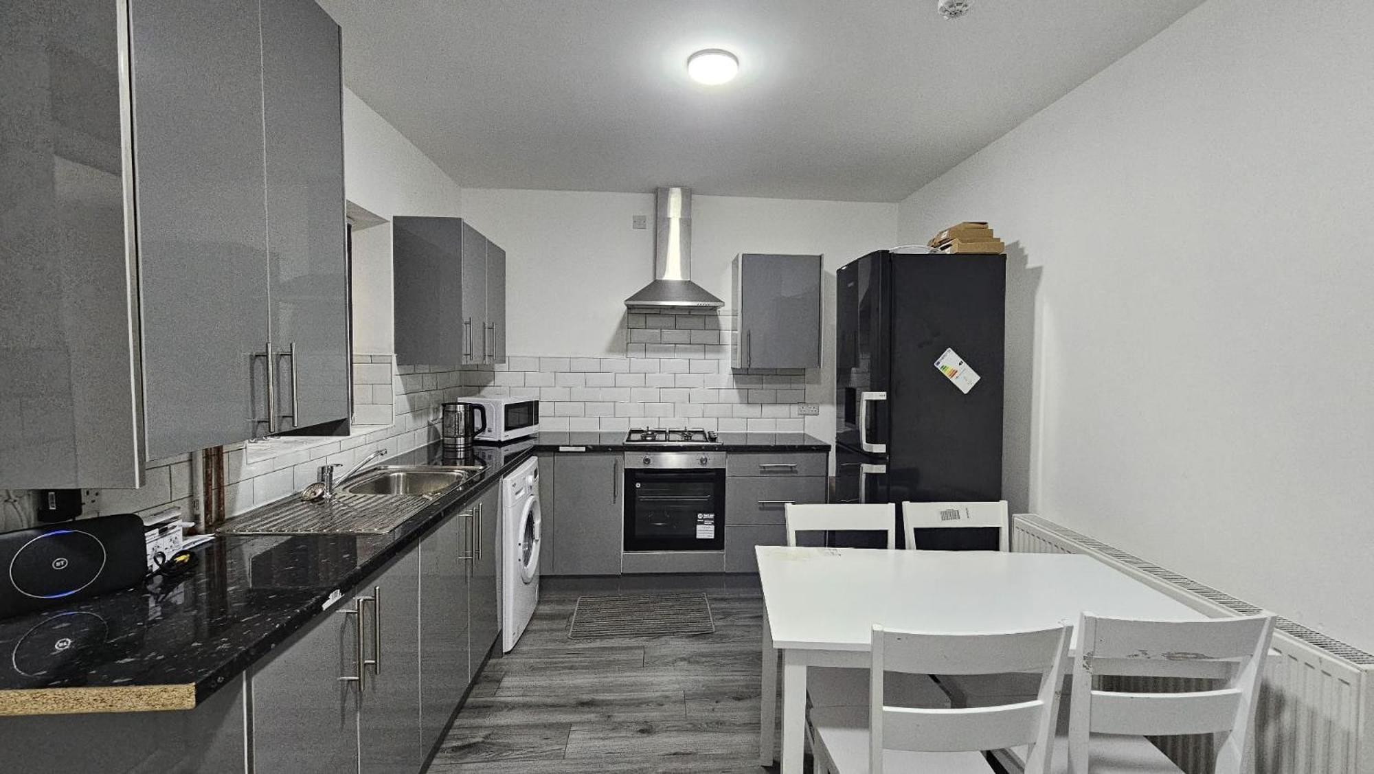 Spacious Double Bedroom With Private Toilet And Shared Kitchen With On Premesis Parking Oldbury  Zewnętrze zdjęcie