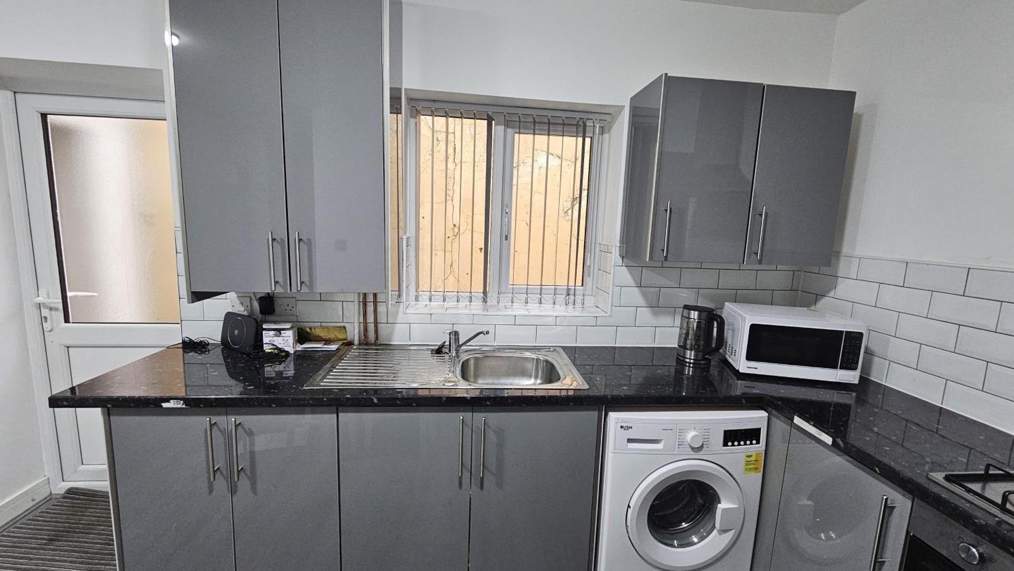 Spacious Double Bedroom With Private Toilet And Shared Kitchen With On Premesis Parking Oldbury  Zewnętrze zdjęcie